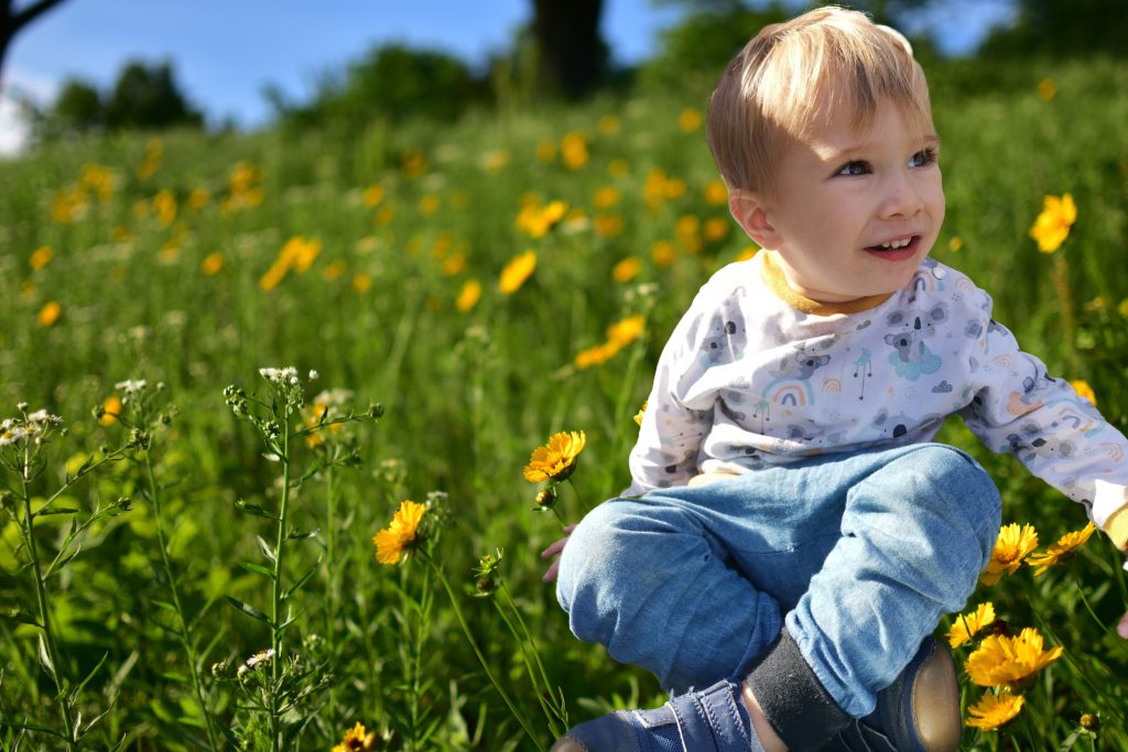 enfant dans les fleurs